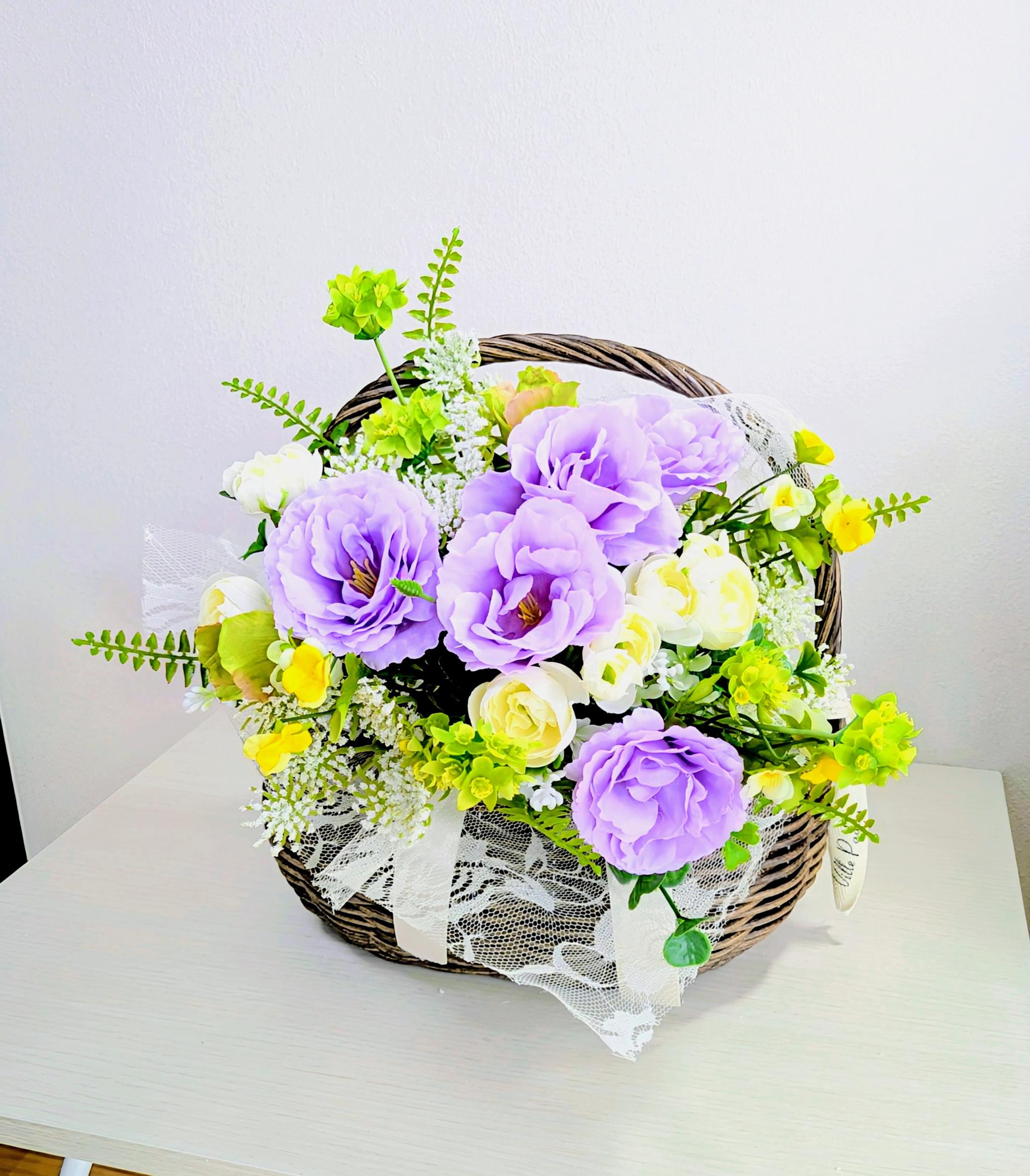 トルコキキョウとライスフラワーのバスケットアレンジブーケ